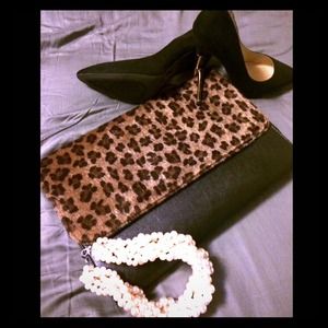 🎀NWOT Leopard oversized clutch🎀