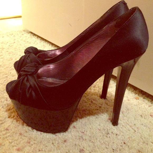 RESERVED-Steve Madden Black & Pink High Heels