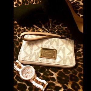 🎀Authentic Michael Kors Phone Case / Wristlet🎀