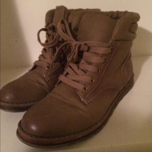 Tan-brown ankle boots