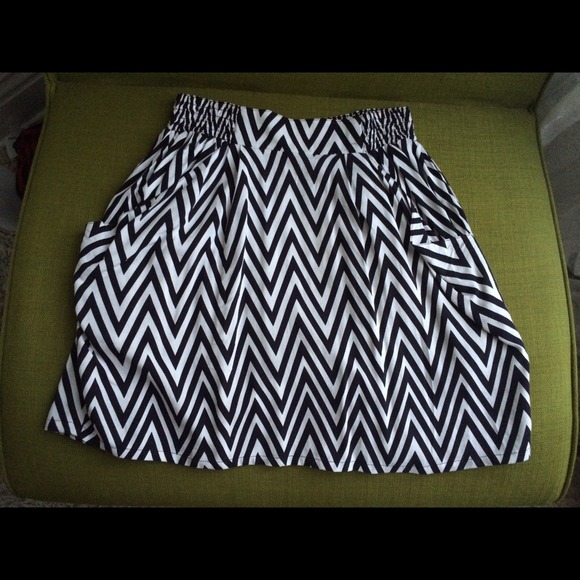 🚫SOLD🚫H&M Divided chevron skirt