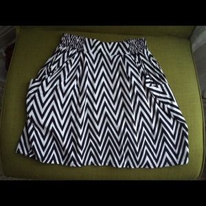 🚫SOLD🚫H&M Divided chevron skirt