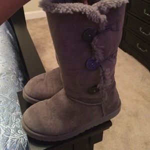 SOLD Grey TRIPLE BAILEY BUTTON UGG AUSTRALIA SIZE