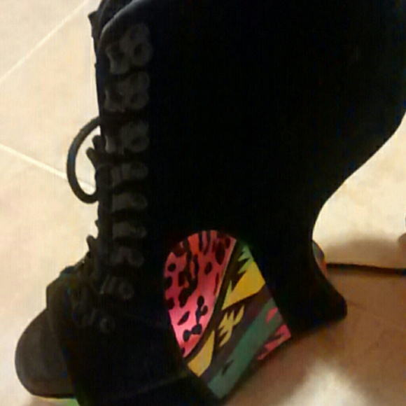Shoes - Picture 3 of 4