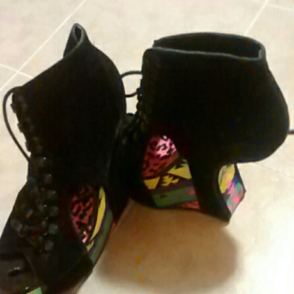 Shoes - Picture 4 of 4