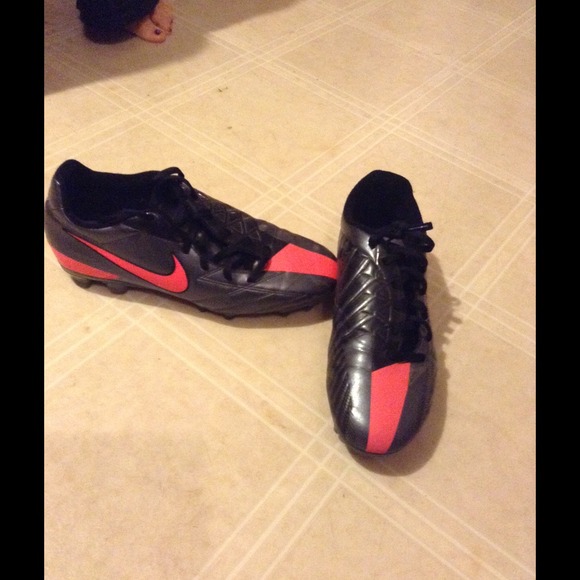 Nike soccer cleats. Mens