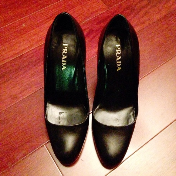 SOLD Prada classic black leather pumps