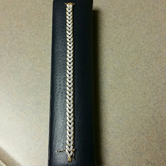 Bracelet only worn a few times been stored on box.