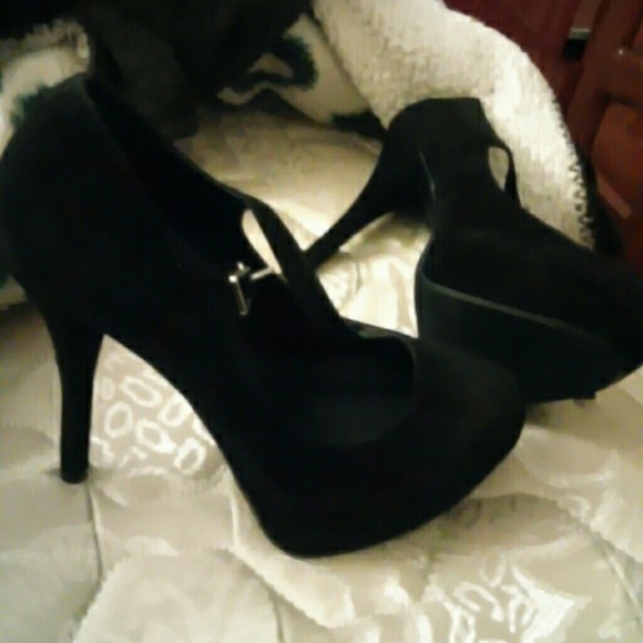 Black high heels!!!! - Picture 2 of 4