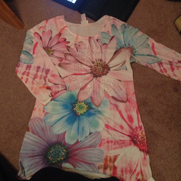 Cute floral top!