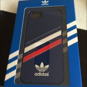[NEW] adidas iPhone 5/5s case: Apple exclusive