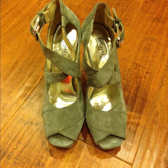 Fabulous Suede Platforms - Picture 2 of 4