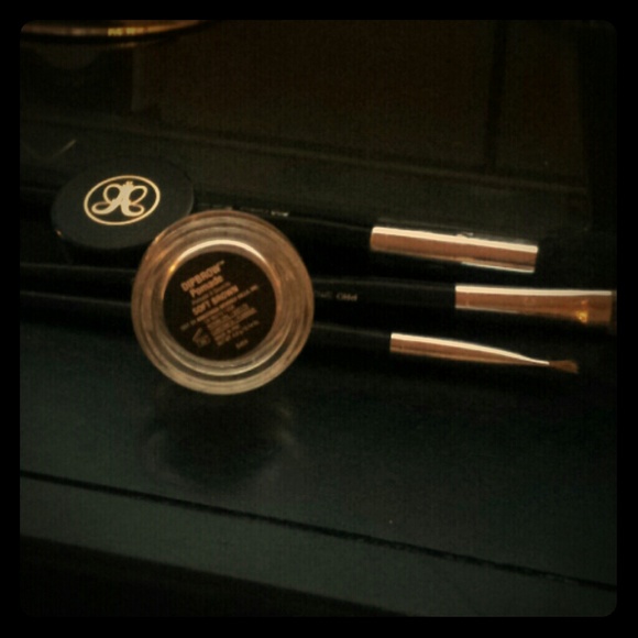 Sold!! Dipbrow pomade soft brown Holding