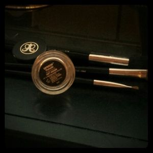 Sold!! Dipbrow pomade soft brown Holding