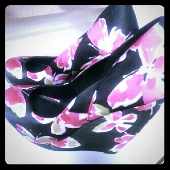 (SOLD) Pretty Butterfly Wedges