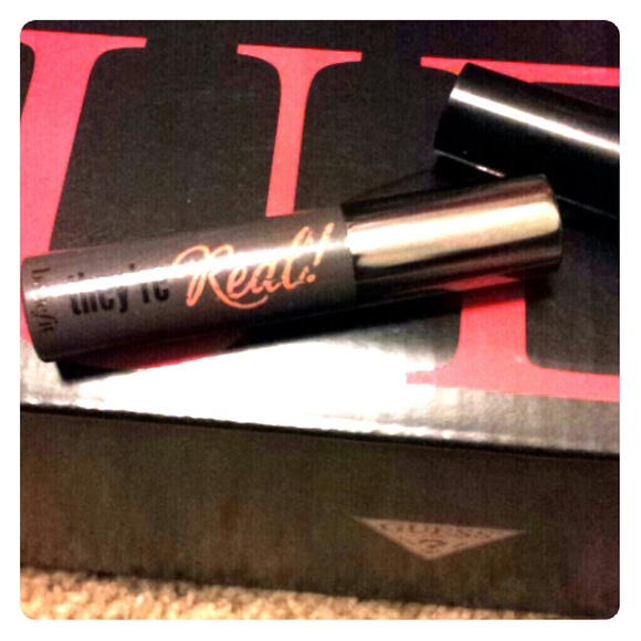Benefit they're real! Mascara