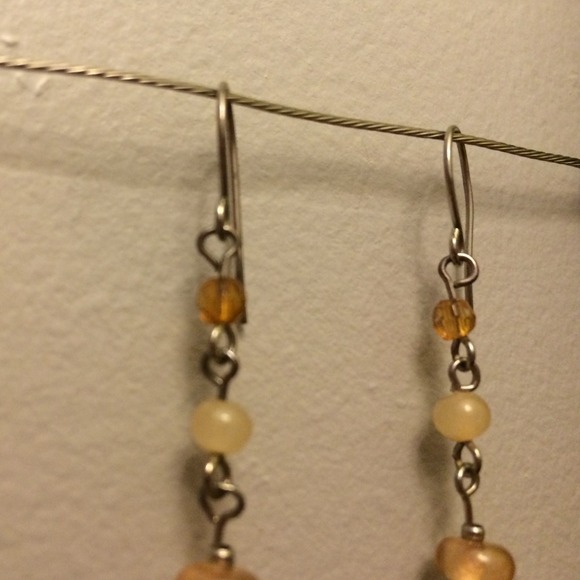 Beige and brown bead dangling earrings - Picture 3 of 3