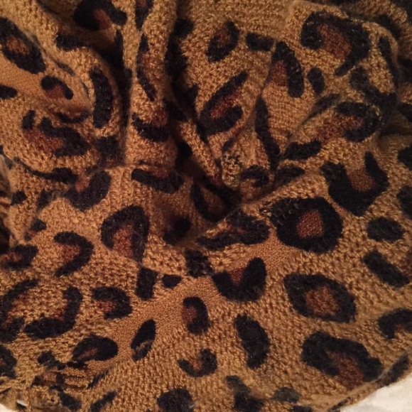 Leopard Scarf - Picture 2 of 2