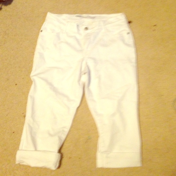 White Old Navy capris