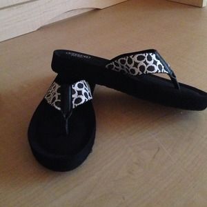 Coach flip flops size 6 comfy
