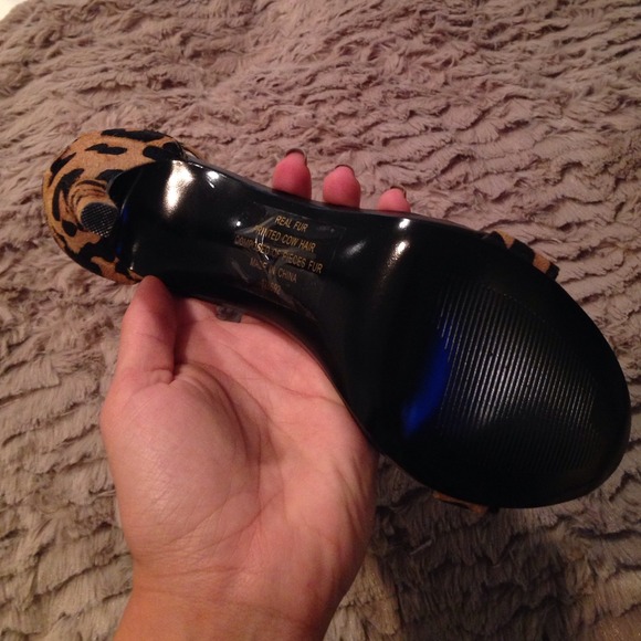Leopard Strapped High Heels - Picture 3 of 4