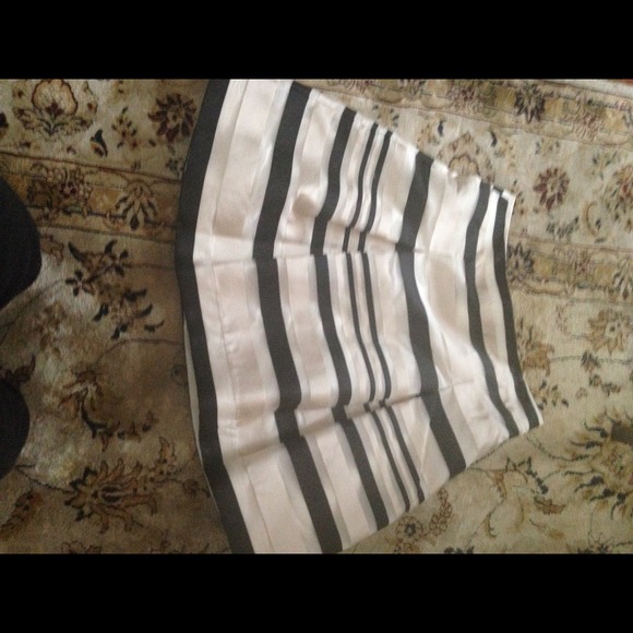 Banana republic cream and black skirt