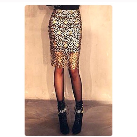 Dresses & Skirts - 🎉2XHP🎉💄Gold & Black Crochet Style Skirt💄