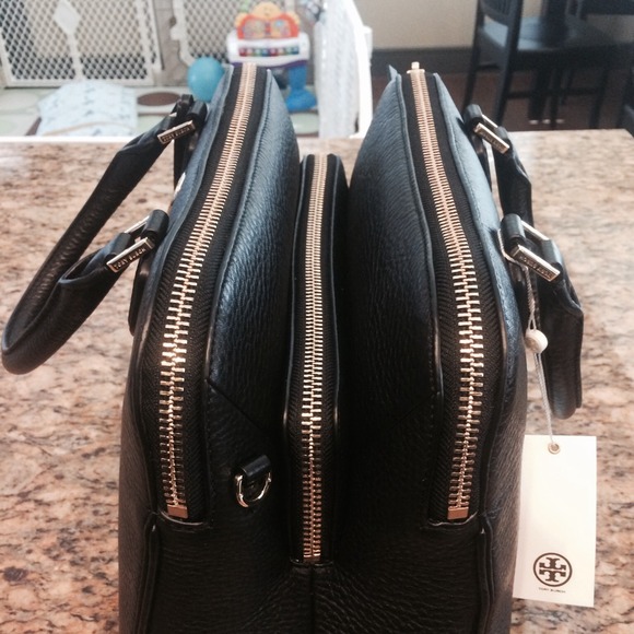 New Tory Burch Robinson Pebbled Triple Zip Purse - Picture 4 of 4