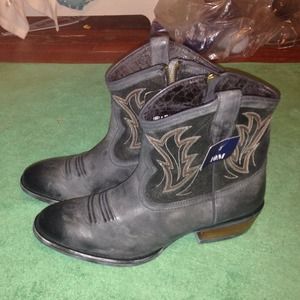 Ariat cowgirl/ cowboy boots size 10 wide