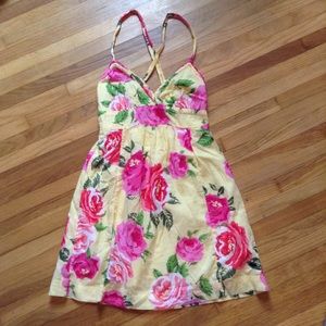 Adorable flowered Abercrombie dress! 💛