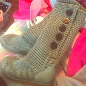 Sage green cable knit uggs! On hold til tonight!
