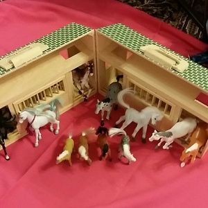 Melissa & Doug Horse Stable and 11 Horses Folding