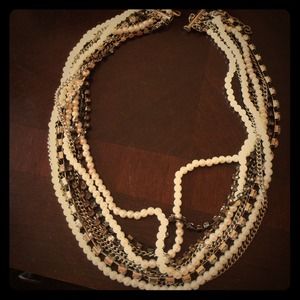 Stylish necklace very pretty to dress up an outfit