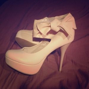 Gently worn nude bow pumps *on sale*