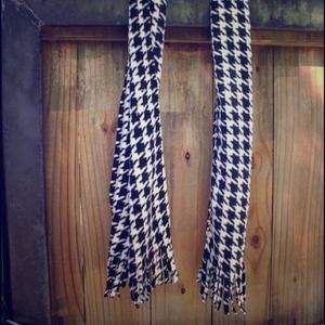Houndstooth scarf with frayed ends