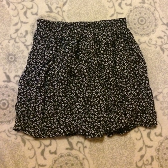 Brandy Melville Dresses & Skirts - Brandy Melville floral skirt (never worn)