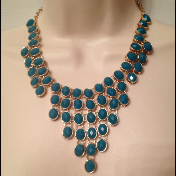 Jewelry - Beautiful classy necklace with matching earrings💞