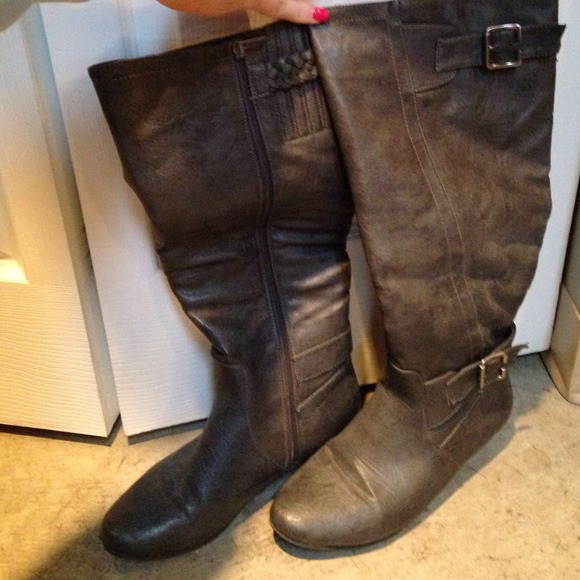 Grey winter boots
