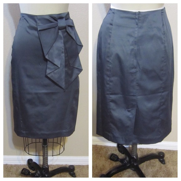 H&M Dresses & Skirts - H&M bow front skirt