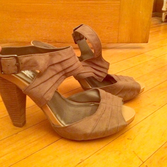 Peep toe tan suede sandle high heel
