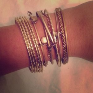Miscellaneous faux gold bangle set