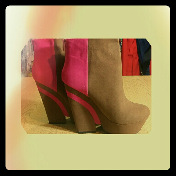 ⏬$ 15⏬Pink and Brown wedge heels