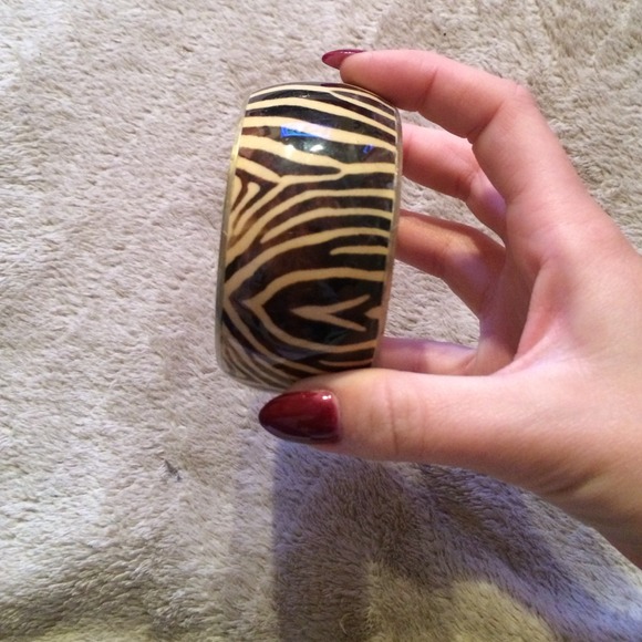 ~NWOT~ never worn zebra bangle gold tone w/ beige!