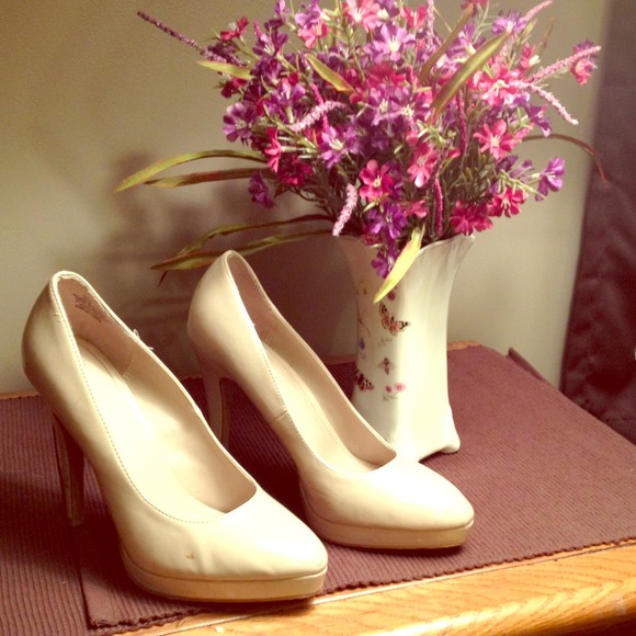 Classic nude pumps!