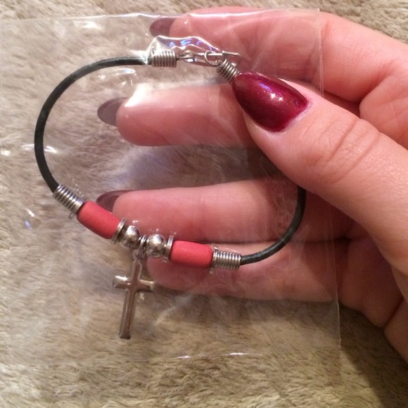 ~NWOT~ Stylish cross bracelet!💋