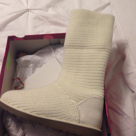 Brand new, never worn! Can be worn up down!