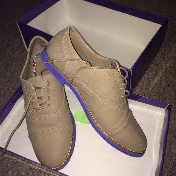 Tan/olive Oxford fashionable shoes (Madden Girl)