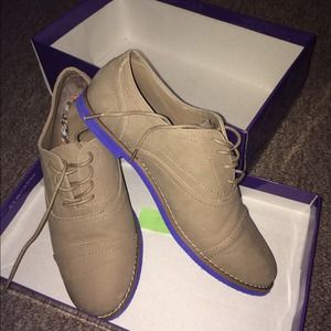 Tan/olive Oxford fashionable shoes (Madden Girl)