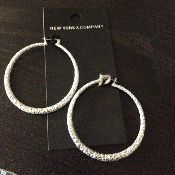 Textured white/silver hoops