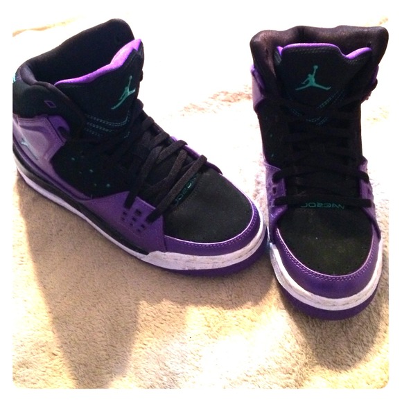 ⬇️PRICE DROP⬇️💜 Girls Nike Jordans!💚